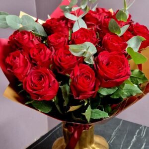 Raudonos rožės su eukaliptu