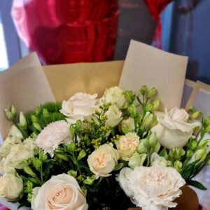 Baltų atspalvių gėlių puokštė