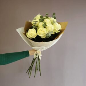 Alternative view of Baltos rožės (premium kokybė) ir eukaliptas