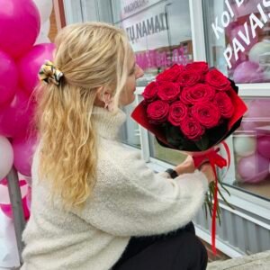 Raudonų rožių puokštė - amžina klasika