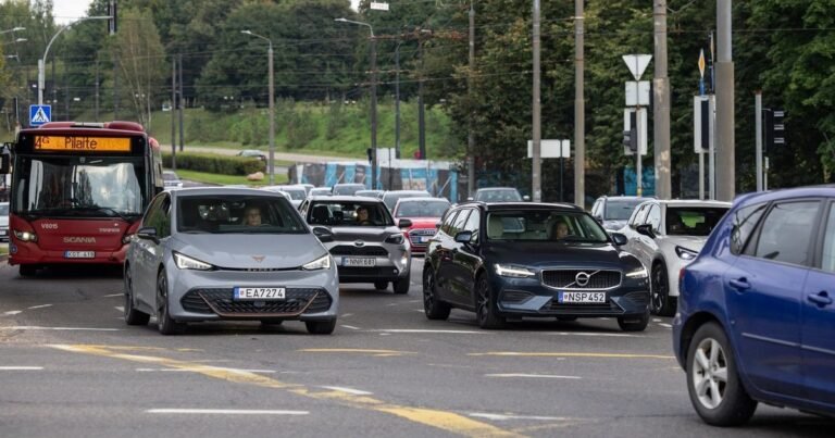 Degalų kainos verčia persvarstyti automobilį: štai kada hibridas ar elektromobilis iš tiesų sutaupo