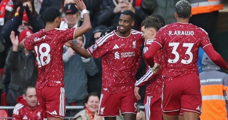 Liverpool“ smogė dar neprasidėjus kovai, o „Man Utd“ patyrė skaudų smūgį: „Old Trafford“ stadione – netikėtas scenarijus