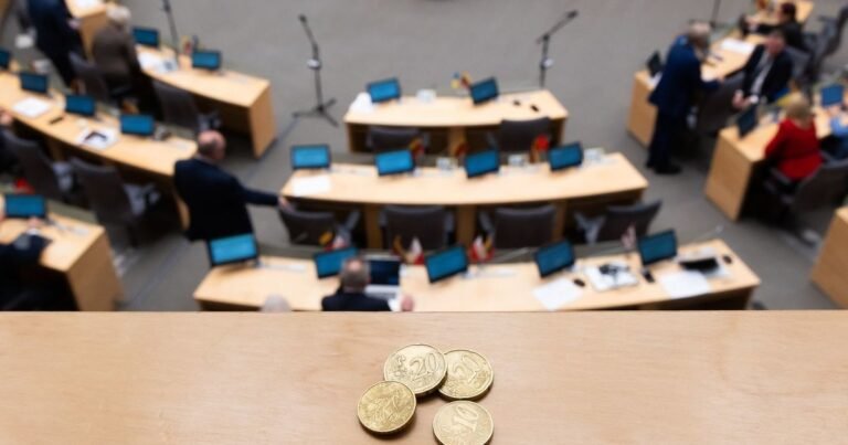 Valstiečiai“ siūlo kelti akcizus: biudžeto skylę mato tabake ir alkoholyje