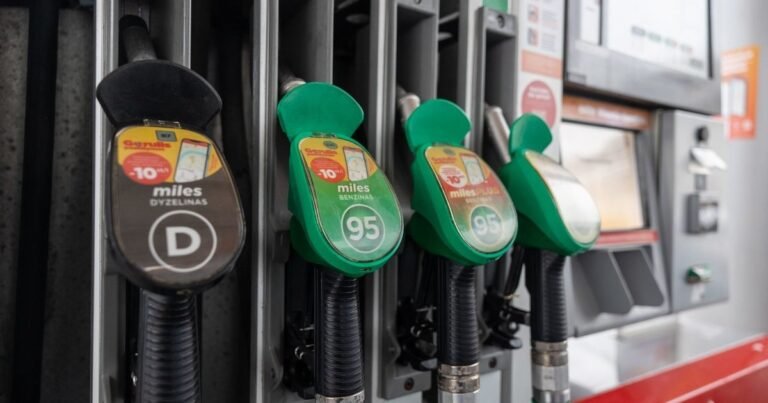 Degalų kainos vėl šoktelėjo: kiek penktadienį kainavo litras benzino ir dyzelino?