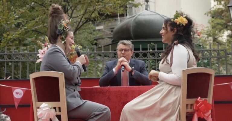 Paryžiuje šimtai žmonių tarė „ne“ santuokai: ceremonijoje amžinai susižadėjo net su augintiniais