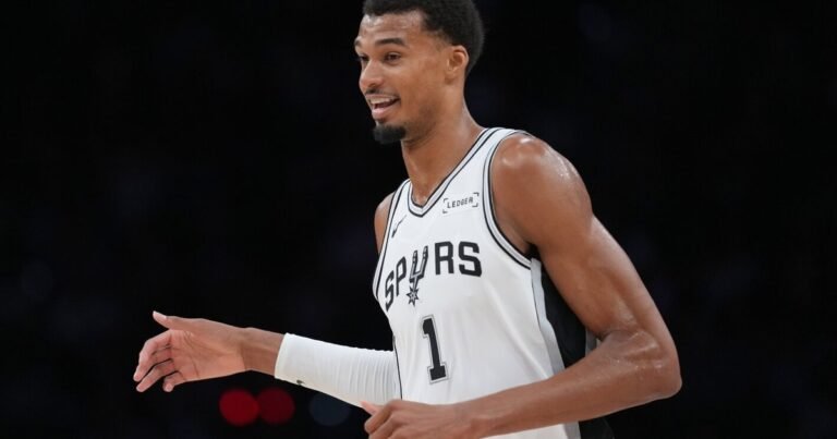 Spurs“ iškovojo pirmą pergalę: buvęs „Šiaulių“ gynėjas tapo sirgalių favoritu