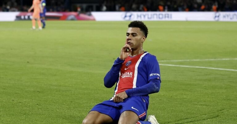PSG išsiveržė į priekį prieš „Barcelona“: dramatiškame pirmajame kėlinyje – dvi traumos ir įspūdingas įvartis