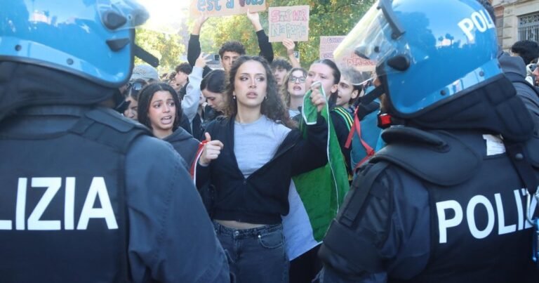 Europos miestus užplūdo protestai: Milano gatvėse – kariai, Tiranoje – vandens patrankos