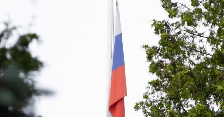 Krata ir apklausa Maskvoje: į laisvę paleistas „Novaja gazeta“ vyriausiasis redaktorius