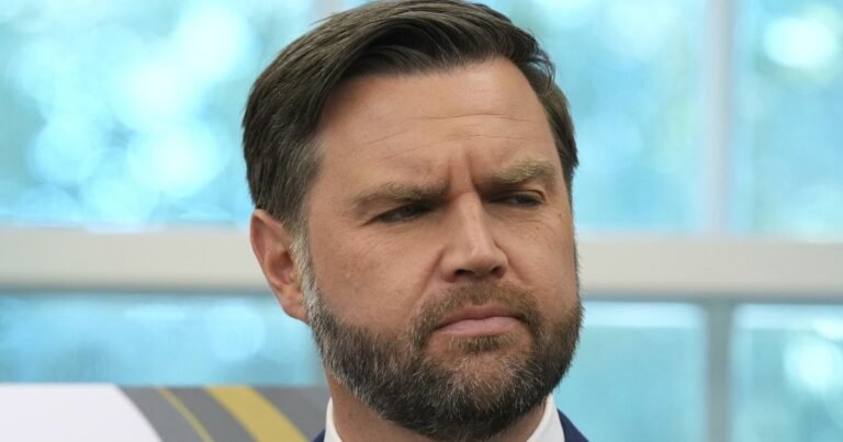 Prancūzijos protestai įplieskė naują konfliktą: J. D. Vance’as pirštu bedė į imigraciją