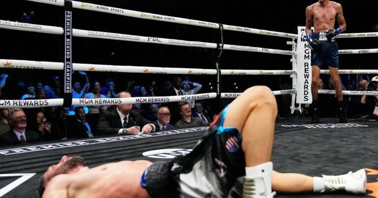 Kova baigėsi pačią paskutinę sekundę: S. Fundora nokautu išsaugojo WBC diržą