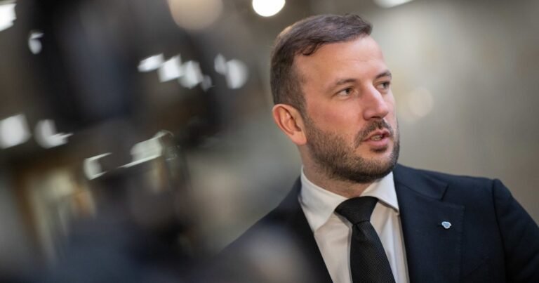 Biudžetas vėluoja, o ministras juokauja: Virginijus Sinkevičius suabejojo Taurimo Valio supratimu apie pareigas