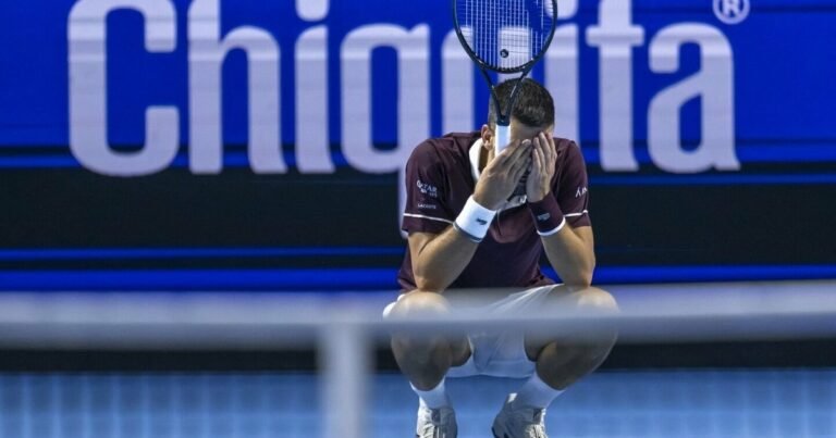 Djokovičius patyrė netikėtą smūgį Bazelyje: kelias į ATP finalą tapo gerokai sunkesnis