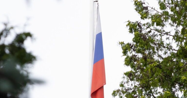 Rosneft“ atsidūrė po nuolatinės ugnies spaudimu: smūgiai gamyklas paralyžiuoja ilgam