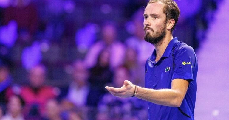 Medvedevas Vienoje smogė kumščiu į kortą: jo paaiškinimas apie ATP taisykles nustebino
