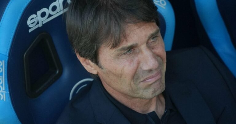 Manchester United“ sulaukė garsaus trenerio pasiūlymo: abejojama, ar jis pritaptų prie klubo vizijos