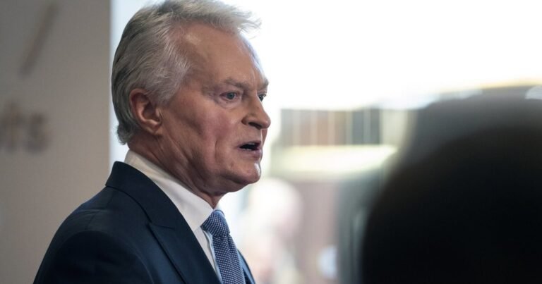 Profsąjungos skelbia pavojų dėl Nausėdos siūlymo: užsieniečiams būtų sunkiau pakeisti darbą