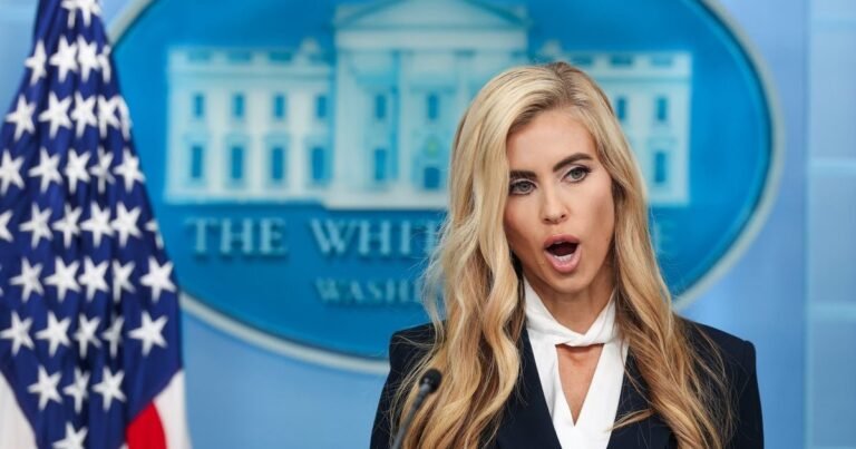 Pirmoji Trumpo naujosios atstovės spaudai diena virto išbandymu: klausimai dėl licencijos ir netikėtas apsirikimas