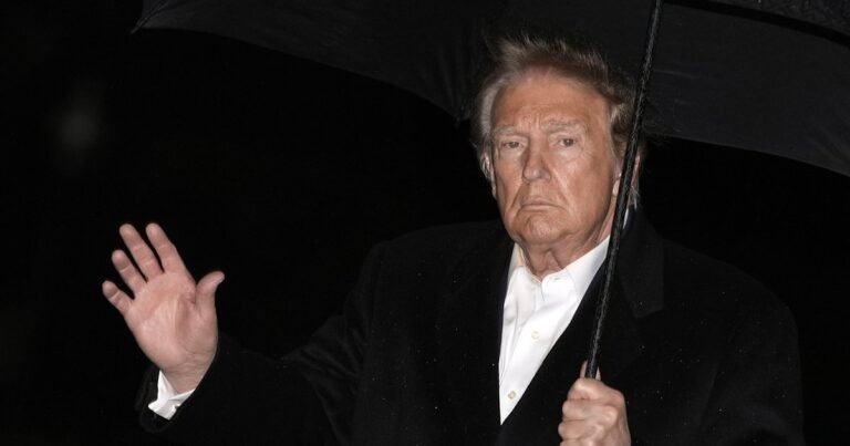 Trumpas pareiškė, kad informatorius reikėtų sušaudyti: jo žodžiai sukėlė naują audrą dėl mirties bausmės