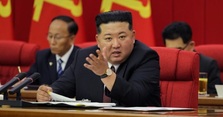 Kim Jong Unas netikėtai pasirodė Kinijoje ir jau grįžo namo: vizito tikslas liko apgaubtas paslapties
