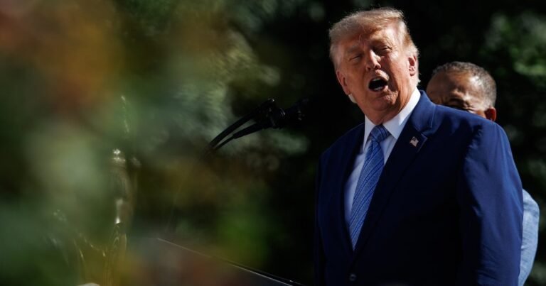 Trumpas svarsto netikėtą sankcijų posūkį: kokiems „šešėlinio laivyno“ laivams gali atsiverti kelias